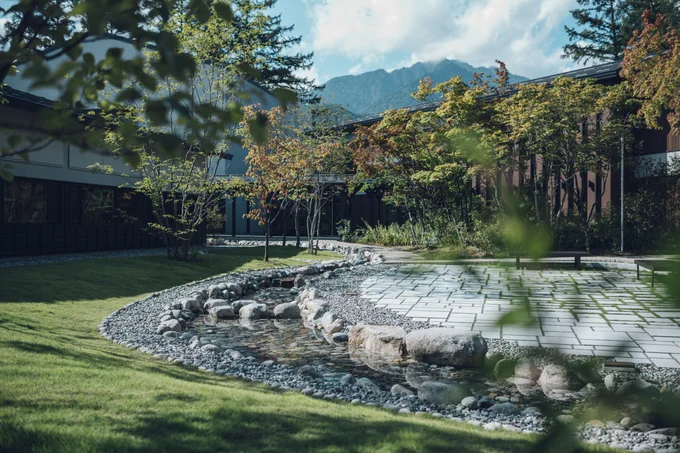 星野リゾート・界アルプス、小川流れる涼しげな夏の中庭
