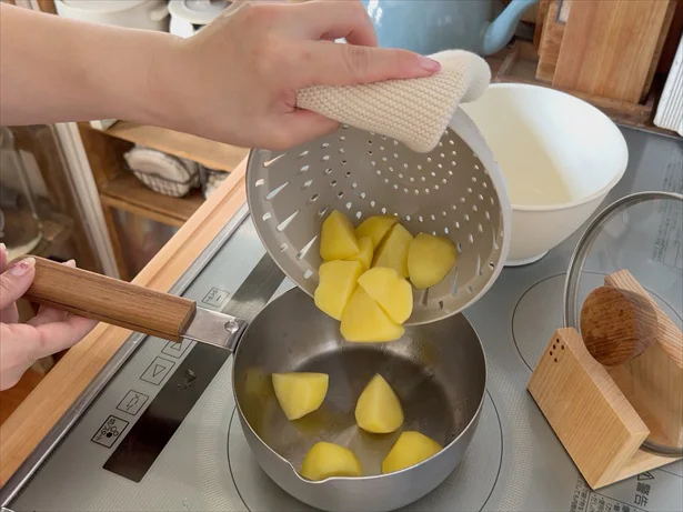 じゃがいもはレンジでチンしてからIHのお鍋へ移します