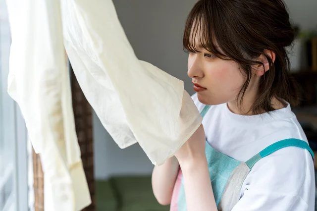 ニオイの原因は“菌の隠れ家”だった?梅雨の部屋干しに最適な洗濯洗剤を発見