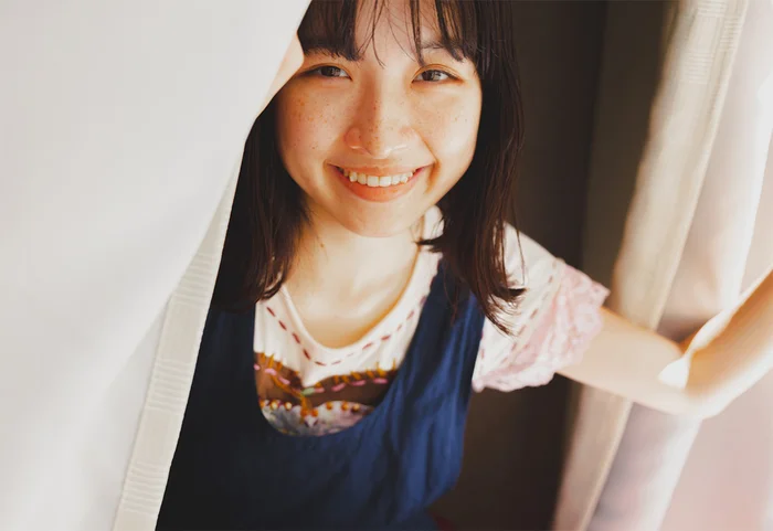 【写真上達のヒント】ナチュラルな仕上がりを目指すなら、カーテンをレフ板として活用してみよう！／好き」を伝える 写真の教科書（6）