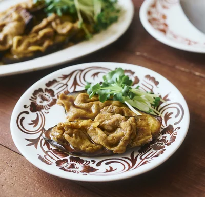 カレー＆オイスターソースで濃厚！豚しゃぶ肉となすがふっくらジューシーに仕上がる「なすと豚肉のスパイシー蒸し焼き」