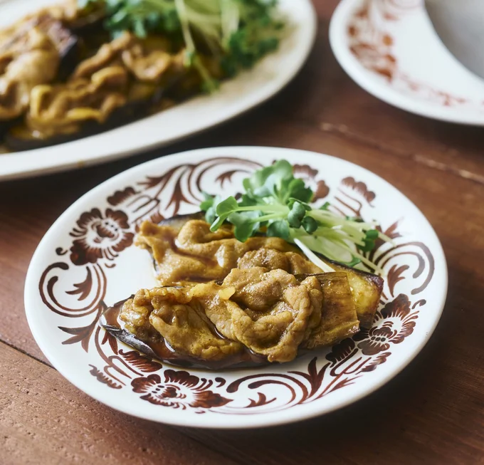 カレー&オイスターソースで濃厚!豚しゃぶ肉となすがふっくらジューシーに仕上がる「なすと豚肉のスパイシー蒸し焼き」