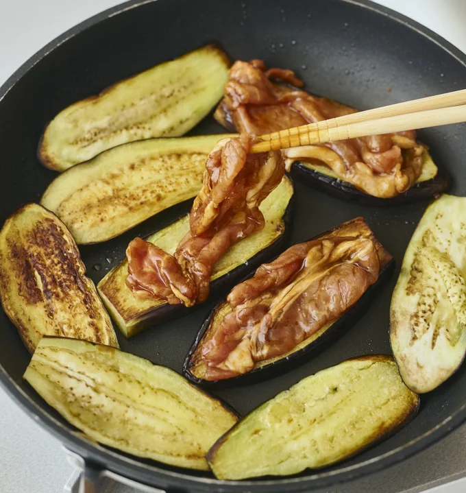 しっかり味をもみ込んだ豚しゃぶ肉をなすにのせて、フライパンで蒸すだけ！