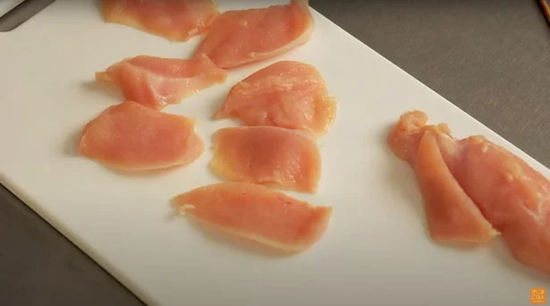 鶏むね肉がパサパサしない切り方伝授！繊維の向きを知るだけでこんなにプリッと柔らかく