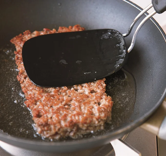 ひき肉は細かくほぐさず、両面をしっかり焼いてから大きくくずすと、ごろごろに！