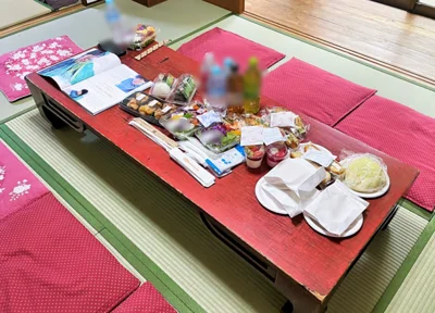 古民家の座敷でインタビュー。差し入れもここで召し上がりました