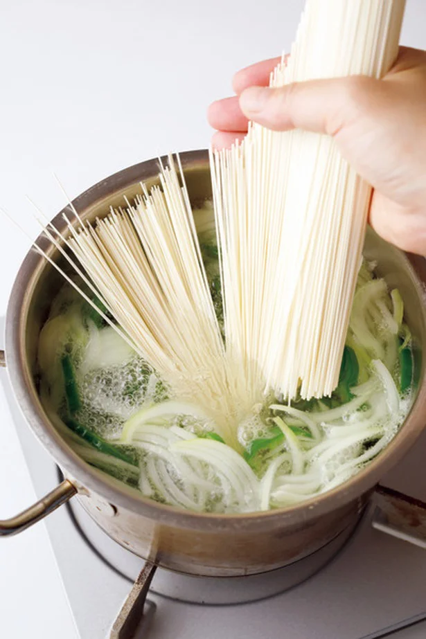 沸騰した湯に野菜を入れ、再び沸騰したらそうめんを投入。あとは袋の表示どおりにゆでるだけ。