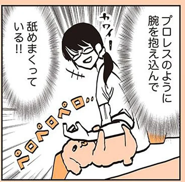 プロレスのように腕を抱え込んで舐めまくっている!!