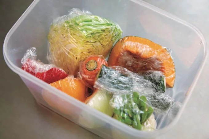 ハンパ野菜BOXにまとめて冷蔵室に入れておくと、迷子にならずに上手に使い切れる