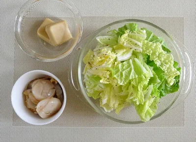 【道民はホタテをこう食べる！】白菜は油で炒めてからソースに入れた方が甘みが増しますが、時短したいときはそのまま鍋へ