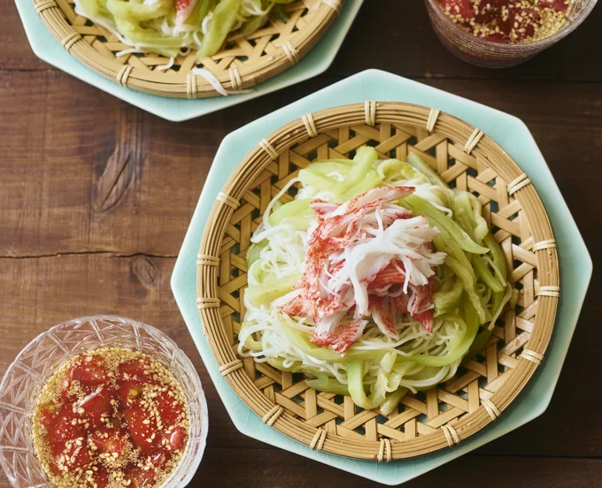 なすの美しいひすい色が映える、華やかそうめん。トマト＆ごま入りのつゆを添えてどうぞ。