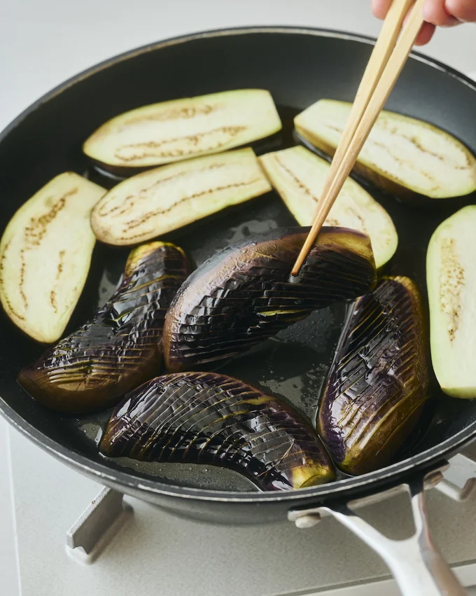 なすは揚げ焼きをすると、とろっと柔らかな食感になって美味