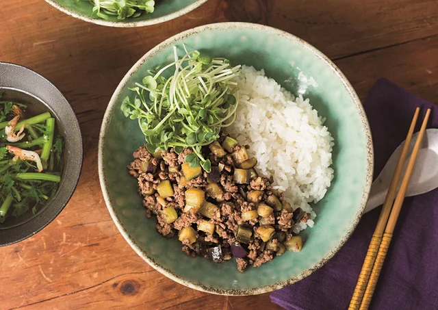 お肉と炒めて食べごたえ満点！なすが主役のご飯メニュー2品