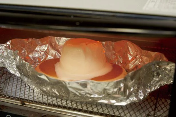 トースターで約7分焼き、アイスが蒸しケーキの表面全体にしみわたったら完成