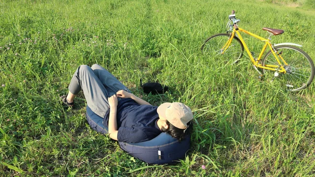 “人をダメにするクッション”にまさかのアウトドアモデル誕生。外での昼寝がはかどりすぎる