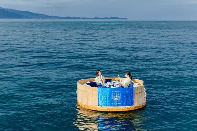 シャンパン片手に海上でカラ“桶”！こんなの見たことない！