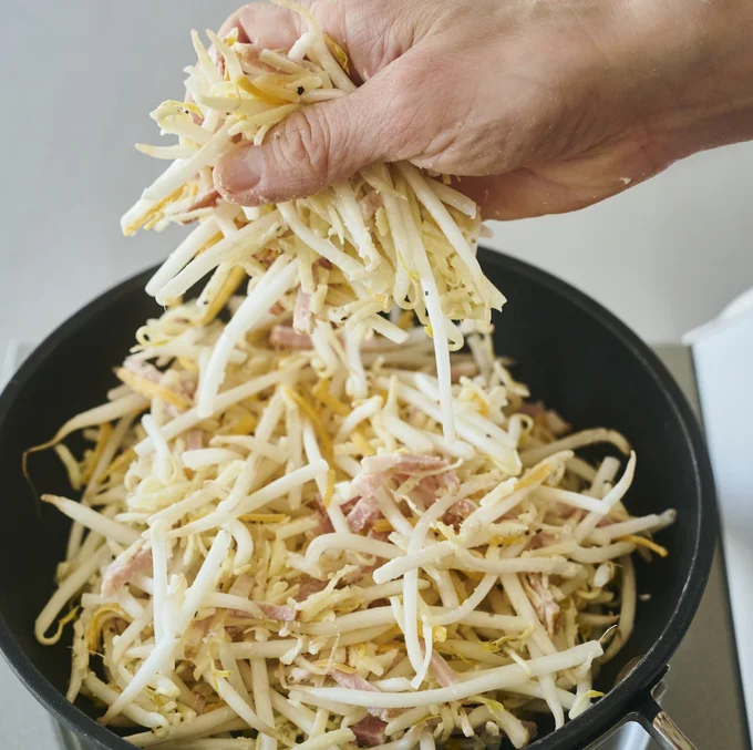 もやしのガレットは、材料をすべてポリ袋に入れてよく振り、あとはフライパンで焼くだけ!