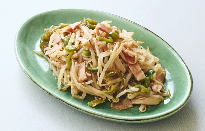 もやしのナムルをケチャップ&中濃ソースで味つけし、ナポリタン風にアレンジ