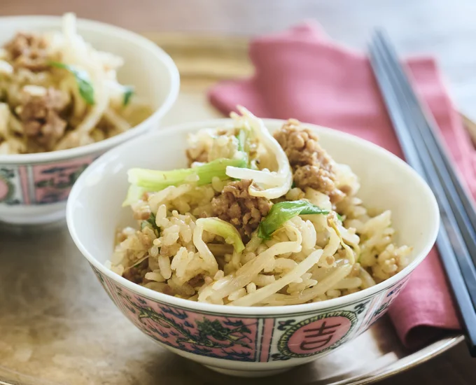 下ごしらえいらずのもやし&ひき肉を使用。炊飯器任せで、ほぼ手間なしの満足炊き込みご飯