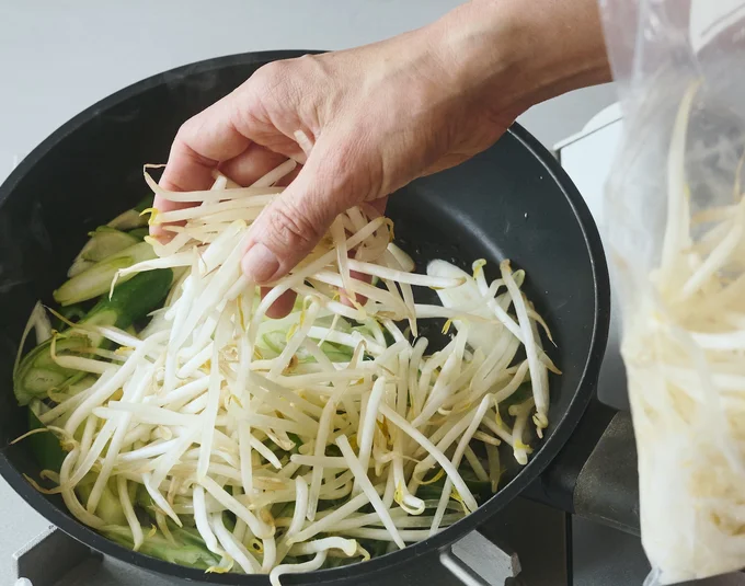 冷凍したもやしは、凍ったまま調理可能