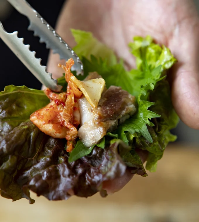 とんカツ用肉でお手軽サムギョプサル。野菜もとれて◎