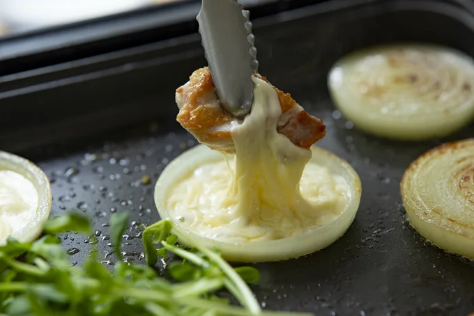 玉ねぎのリングの中で、チーズをとろっとろに溶かして