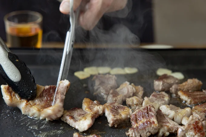 こんがり焼いた肉を、キッチンばさみでカットするとお店みたいで盛り上がる！