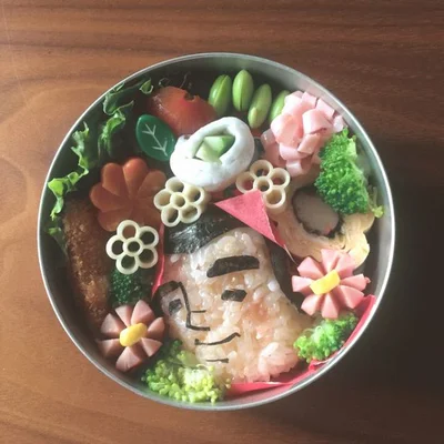 こんなガーリーな山田太郎、はじめてかも！　キャラ弁「ドカ弁」（投稿者：koimohaha さん）