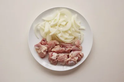 とり肉と玉ねぎは最初にお米とともに