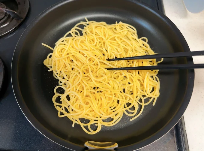 ゆであがったスパゲッティを炒める