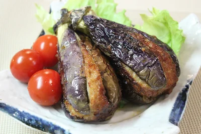 甘辛だれをかけて「なすのつくねはさみ揚げ」