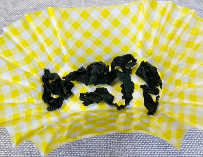 おかずカップの底に乾燥わかめを敷いてから煮物やサラダを入れれば汁漏れナシ!