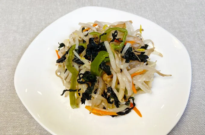 ベチャッとした野菜炒めも、最後に乾燥わかめをふりかければ、水分を吸っておいしく復活!