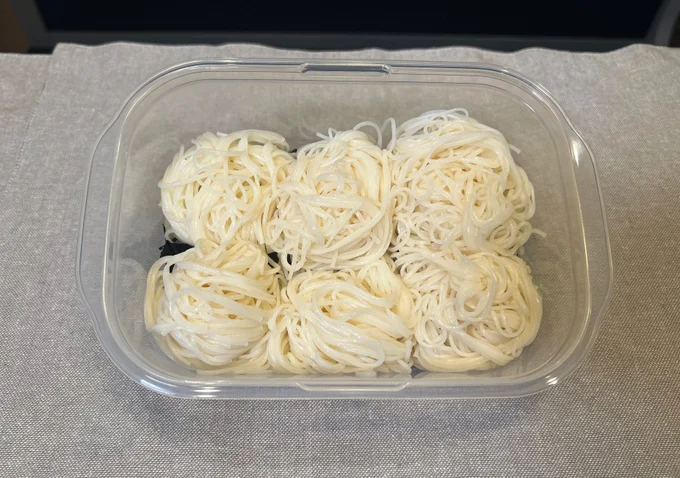 夏のレジャーにぴったり! そうめん弁当は、くっつきやすいのが難点...
