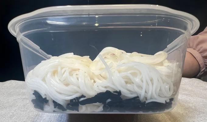 タッパーに詰める前に乾燥わかめを敷いておけばくっつかない!