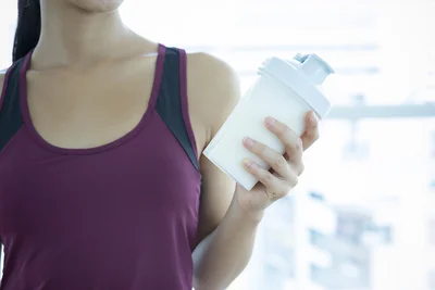 トレーニングの後には、タンパク質を20グラム程度とるようにします