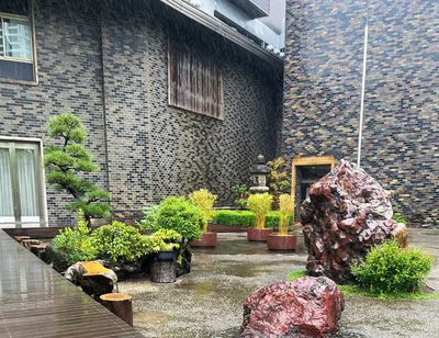 屋根のある場所を探してカメラマンさんとロケハン