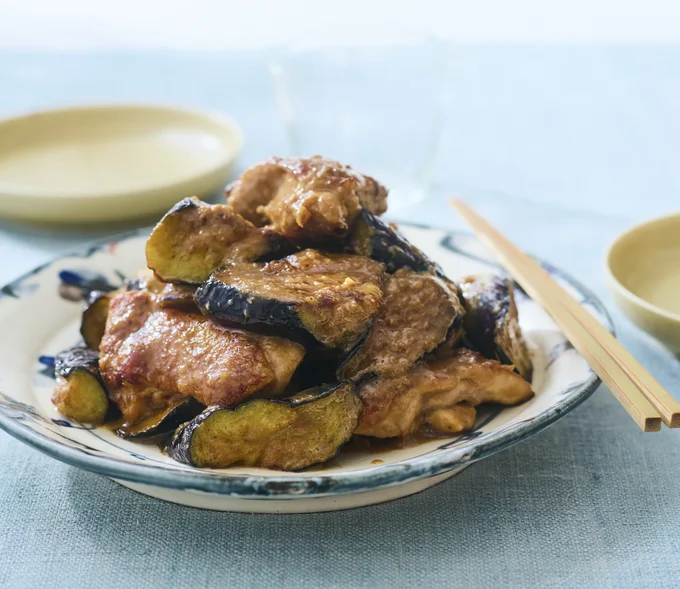 肉はから揚げ用を使えば切る手間いらず。なすと組み合わせて、食欲をそそるしょうがみそ炒めに