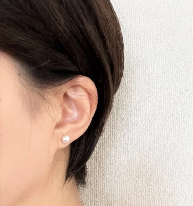 暑くてばっさりと髪を切ったアラフィフの耳元も、一粒パールで涼しくオシャレ見え?