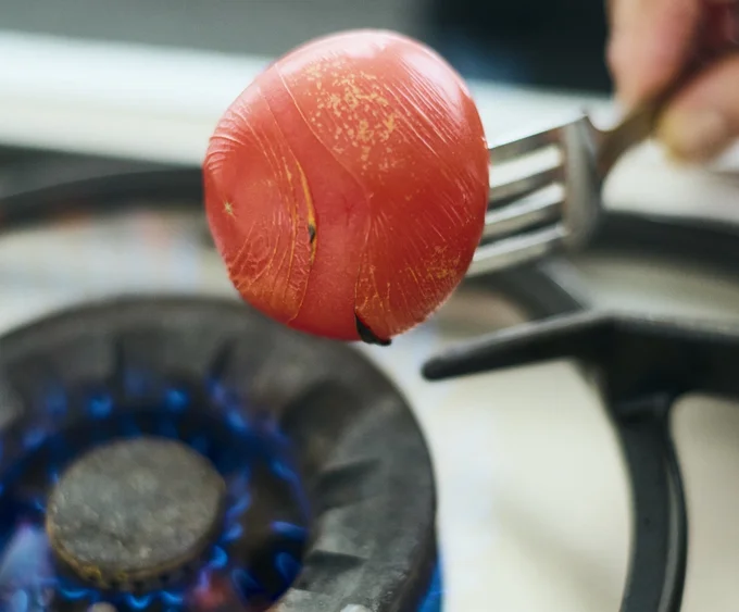 トマトの皮は直火であぶると簡単にむけます