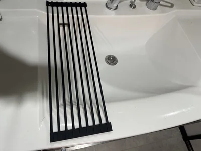 切って余った水切りマットを洗面所に