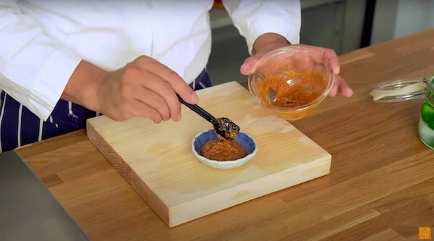味噌は容器のままでもいいですが、お皿に盛り付けます