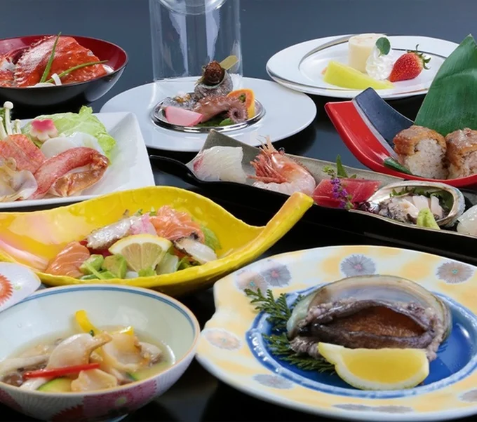 五浦は冬のあんこう鍋が有名。夏場は旬を迎えるアワビを堪能できる「あわびぐるめプラン」も!