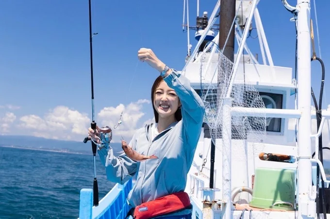 「まさかこんなに早く釣れるなんて!」と笑顔