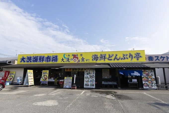 「海鮮どんぶり亭」へは、向かって右側の入り口から入店