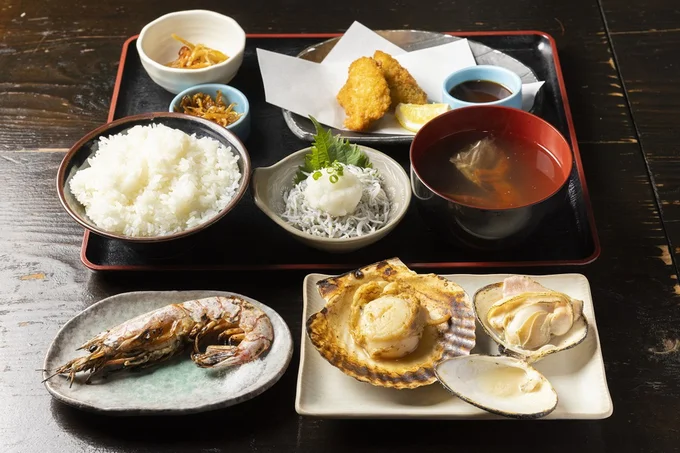 「浜焼きがどれも絶品…!ハマグリの大きさにもびっくりです。濃厚でおいしい!」と感動する編集部員