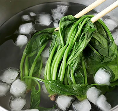 氷水でアク抜きと色止めを
