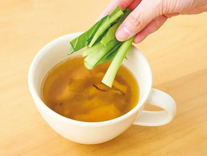 スープをよく混ぜてから、具材を投入