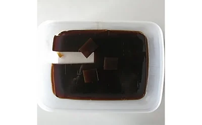 保存容器に流し入れて一晩冷蔵庫で冷やし固める