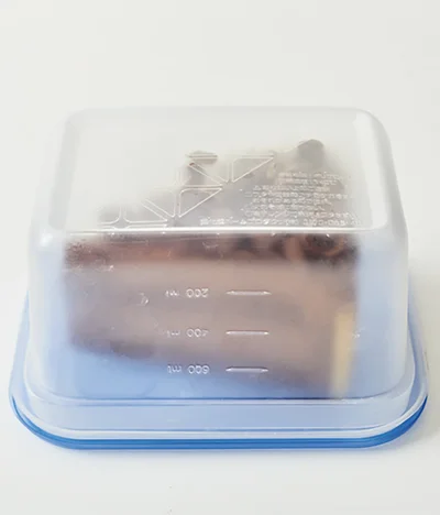深さがある容器を逆さにし、ふたの上にケーキをのせて